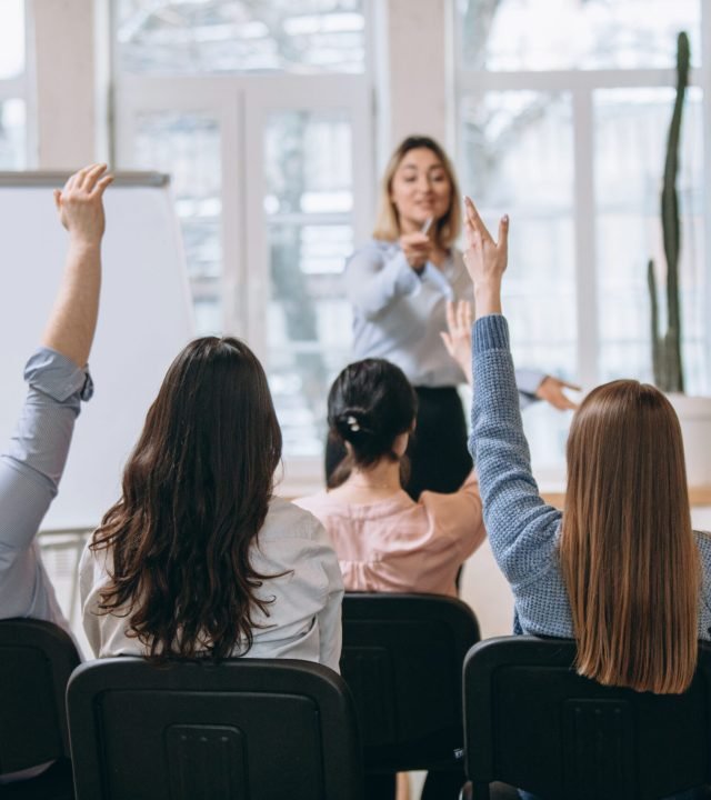 palestrante-feminino-fazendo-apresentacao-no-corredor-do-workshop-da-universidade-publico-ou-sala-de-conferencias palestrante-feminino-fazendo-apresentacao-no-corredor-do-workshop-da-universidade-publico-ou-sala-de-conferencias